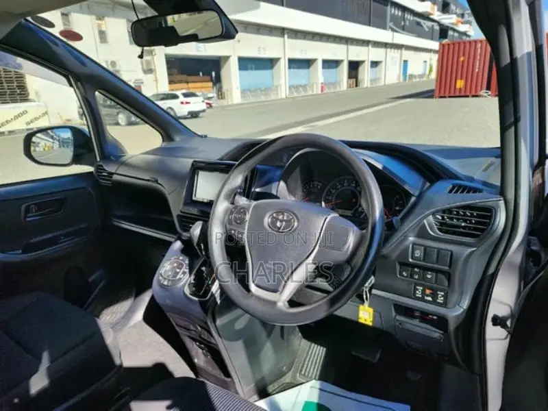 Toyota Noah 2.0 AWD (8 Seater) 2018 Silver