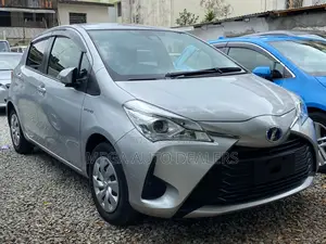 Toyota Vitz 2018 Silver
