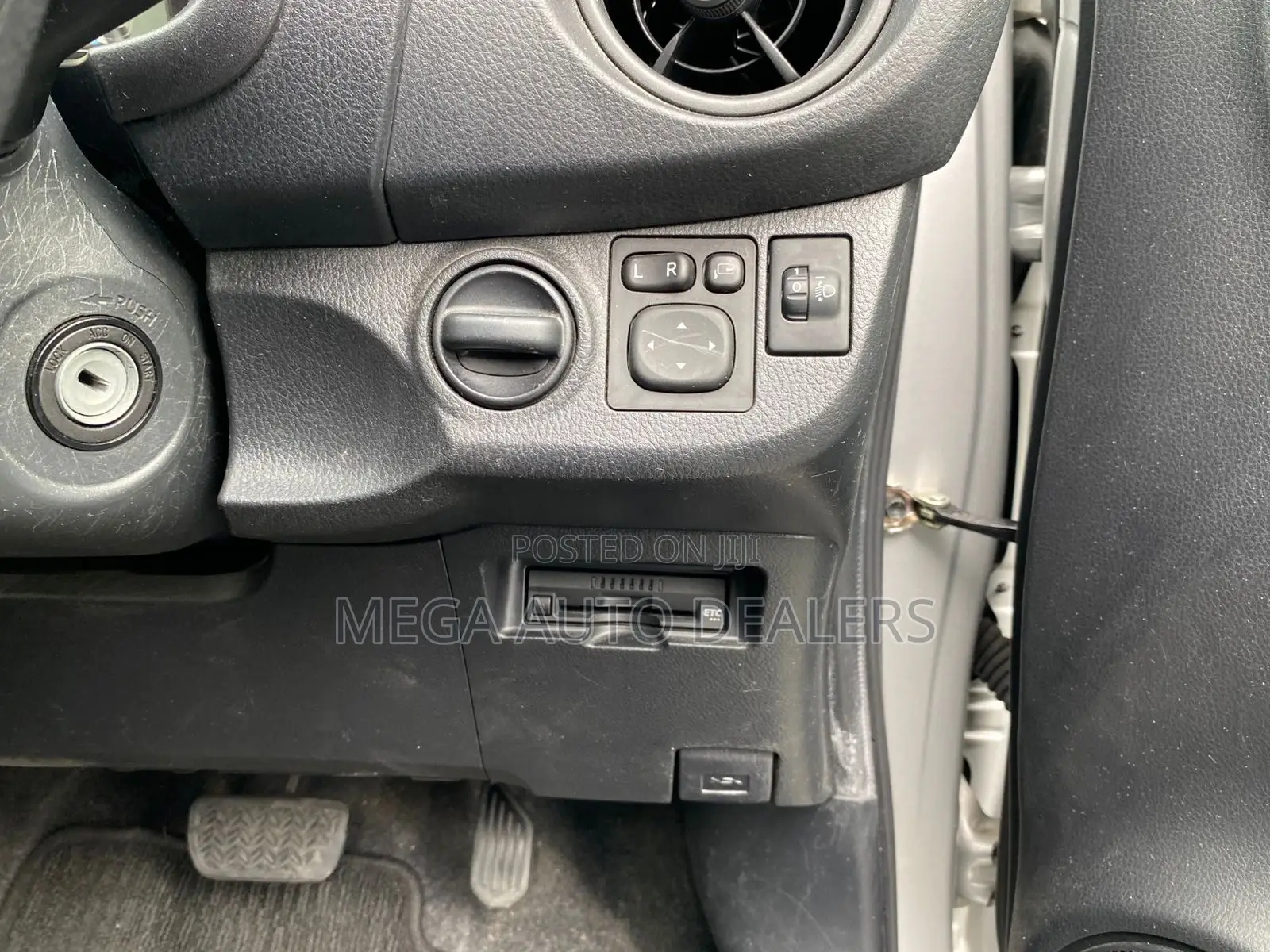 Toyota Vitz 2018 Silver
