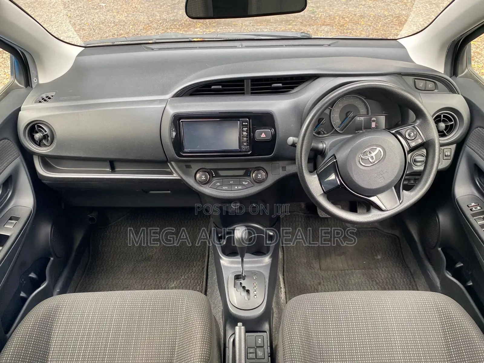Toyota Vitz 2018 Silver