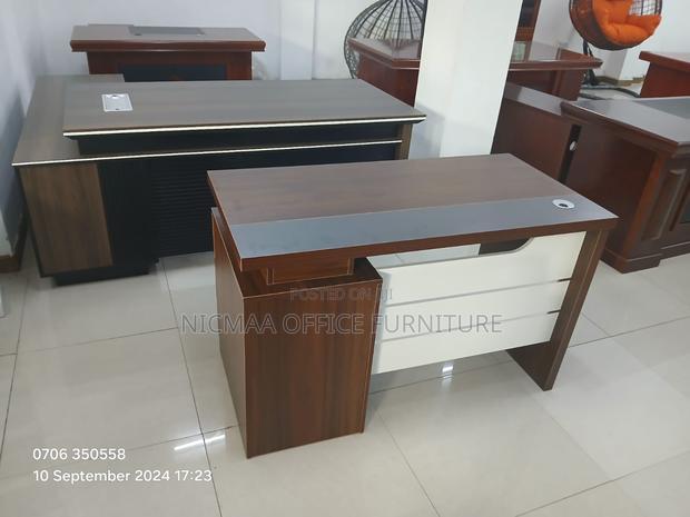 1400mm Lockable Drawers Modern Finish Advanced Desk