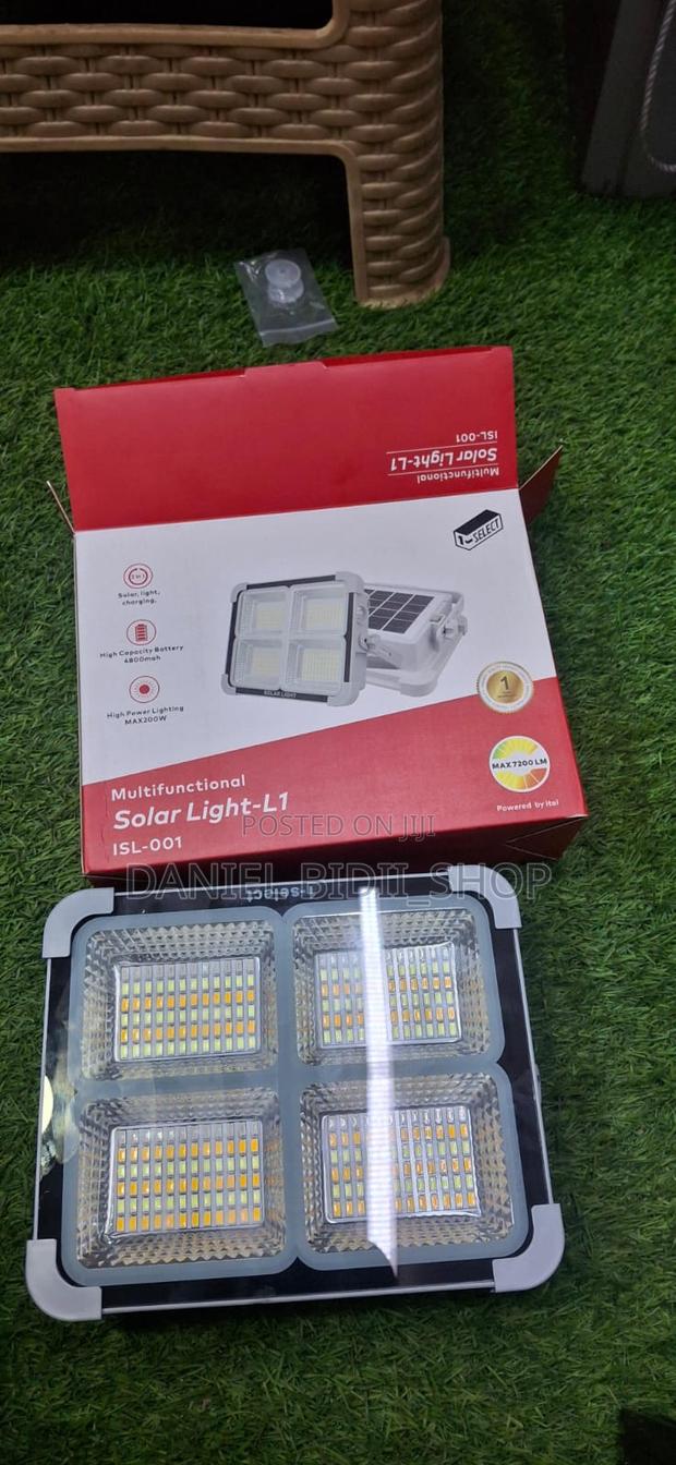 L1 Solar High Capacity Floodlight With Back Panel 200w - main view