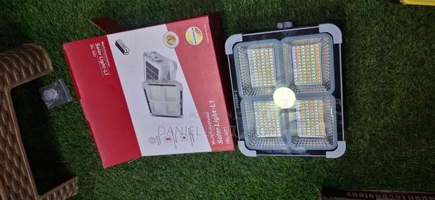 L1 Solar High Capacity Floodlight With Back Panel 200w - thumbnail 2