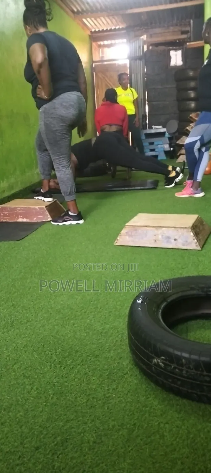 Lady Personal Group Outdoor Fitness Trainer