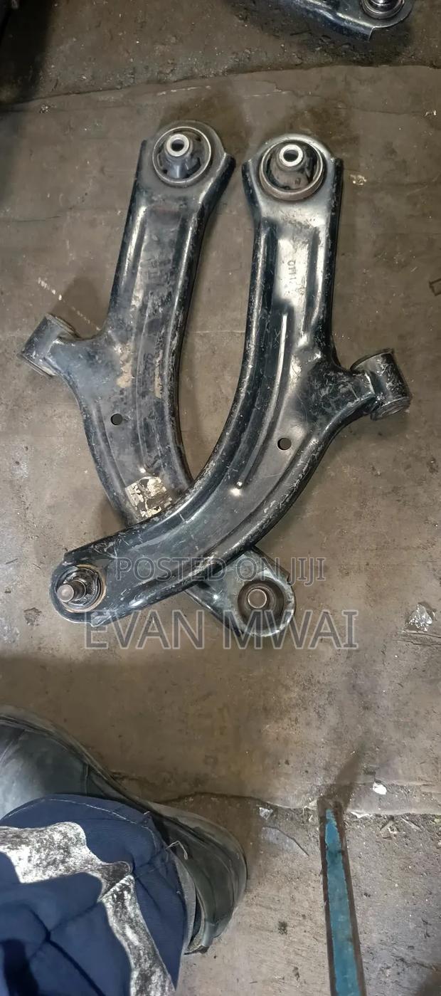 Nissan Tilda Arm - thumbnail 2