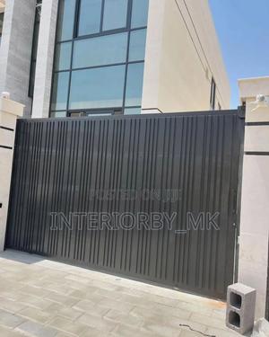 Black Gate With a Simple Design - thumbnail 2