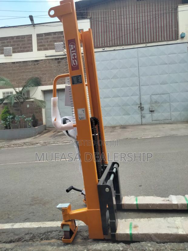 1.6m Height Manual Stacker - thumbnail 3