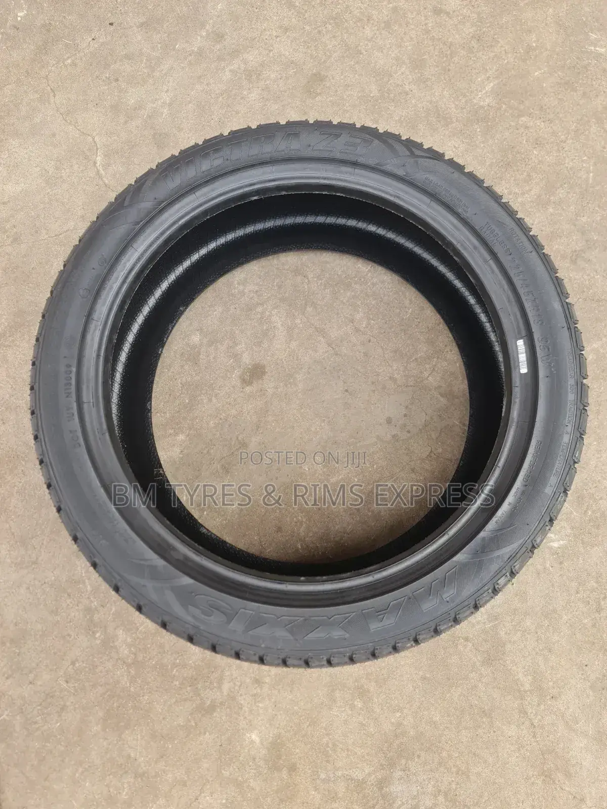 225 /45 R18 Maxxis Victra (Mz3)
