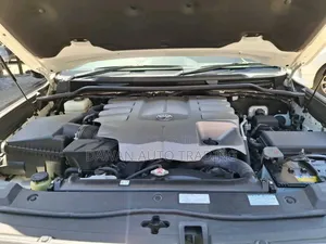 Toyota Land Cruiser 4.6 V8 ZX 2019 White