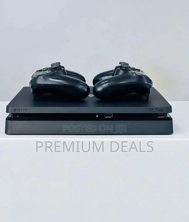 Ps4 Slim Two Controllers Plus 17games.