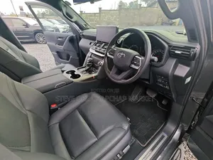 Toyota Land Cruiser LC300 2023 Silver