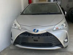 Toyota Vitz 2018 Silver