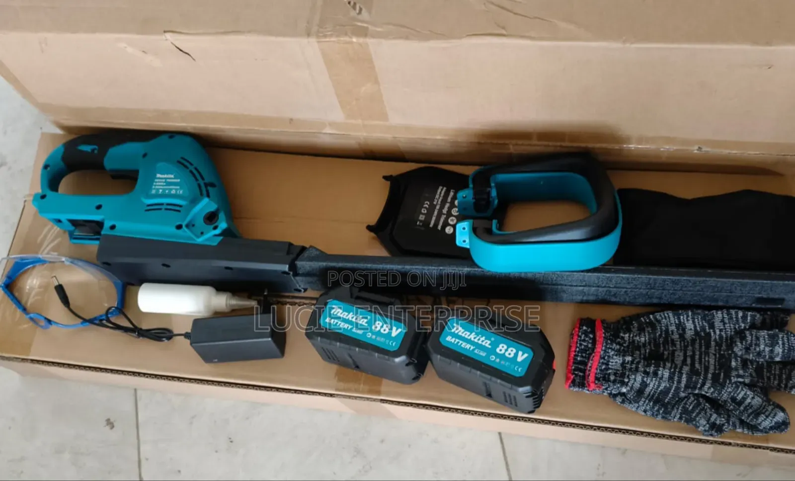 Makita Hedge Trimmer Machine With 2 Batteries
