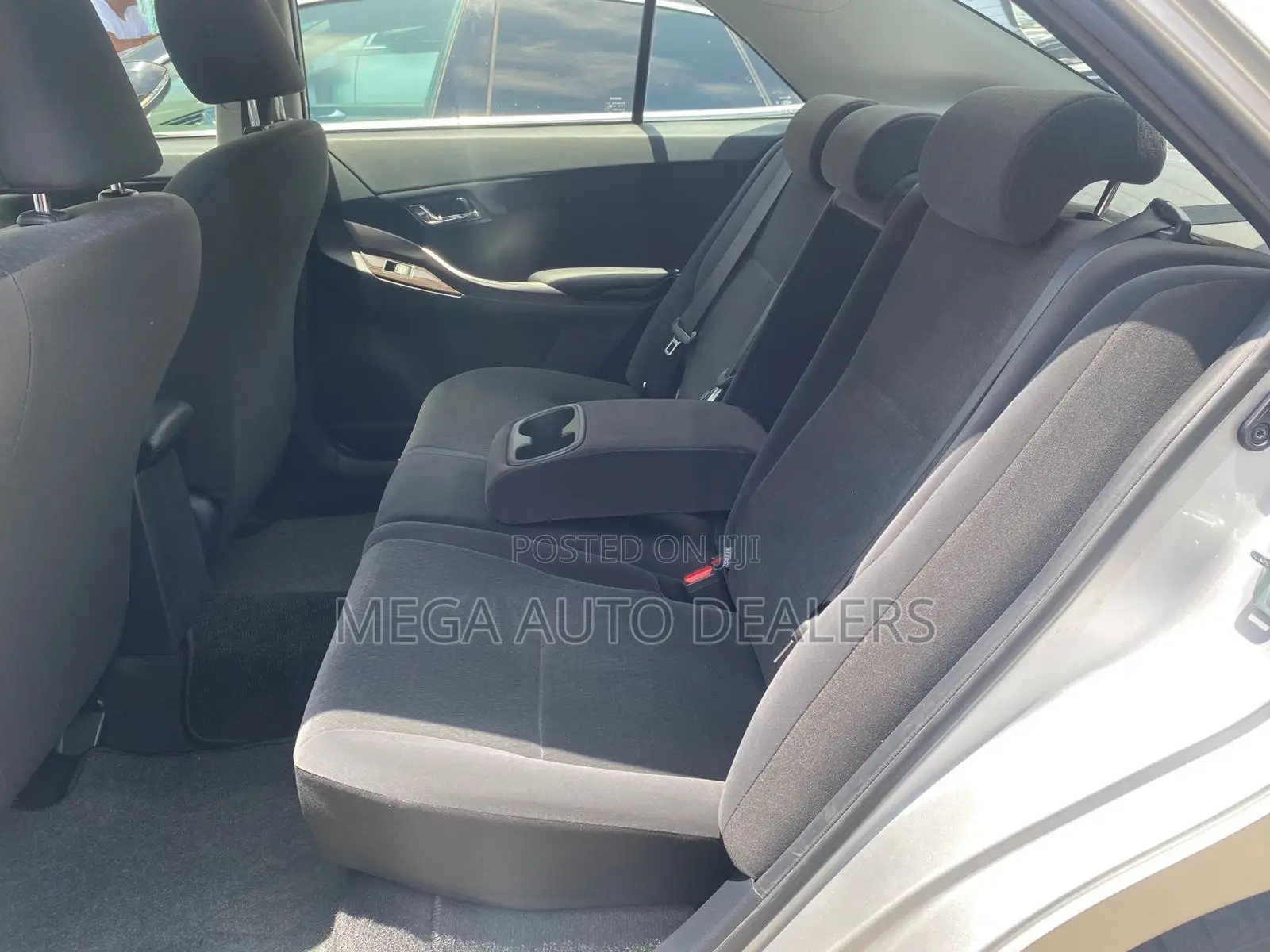 Toyota Premio 2018 Silver