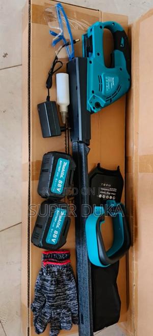 Makita Hedge Trimmer With 2 Battery 88v.