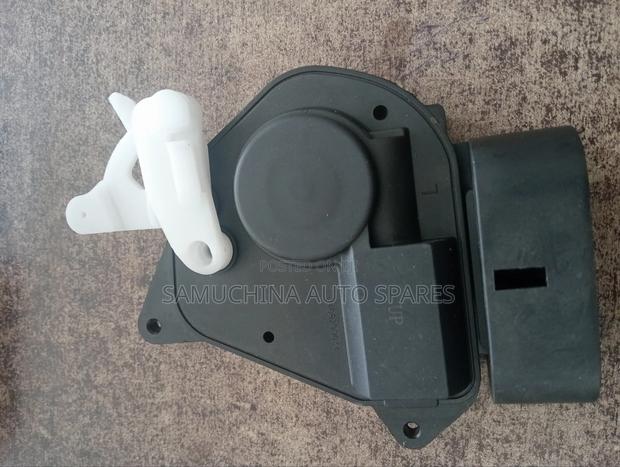 Door Lock Actuator Front Toyota Rav4