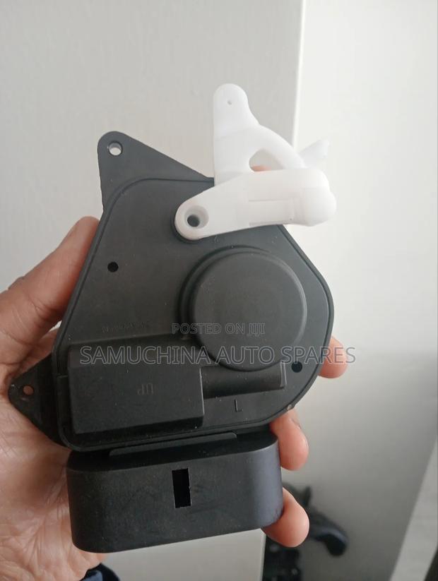 Door Lock Actuator Front Toyota Ipsum