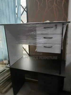 0.9m Executive Desk With Drawers