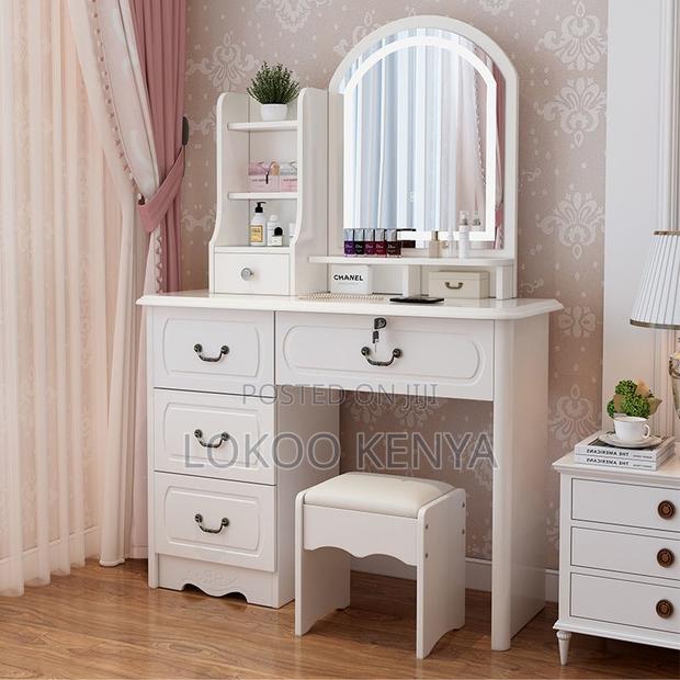 Dressing Table : Dressing Unit With Stool and Lighted Mirror - thumbnail 2