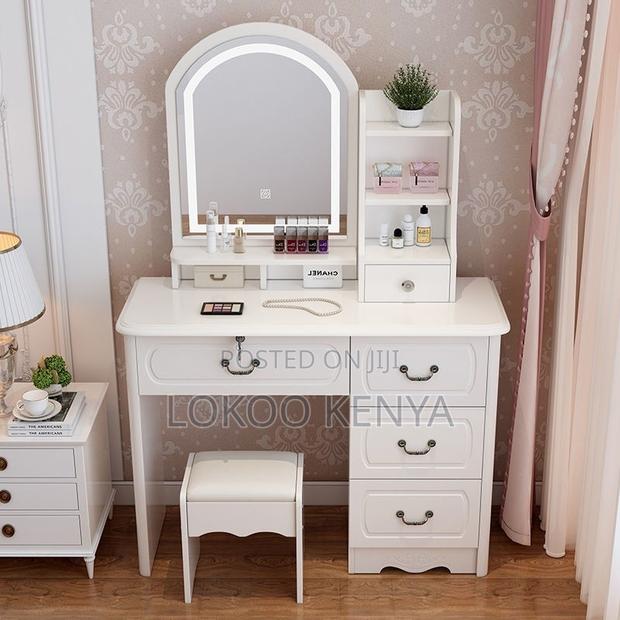Dressing Table : Dressing Unit With Stool and Lighted Mirror - thumbnail 3