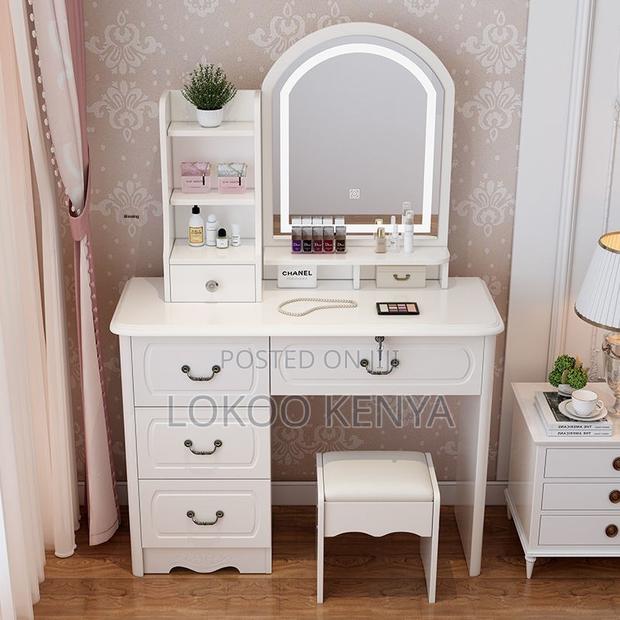 Dressing Table : Dressing Unit With Stool and Lighted Mirror - thumbnail 5