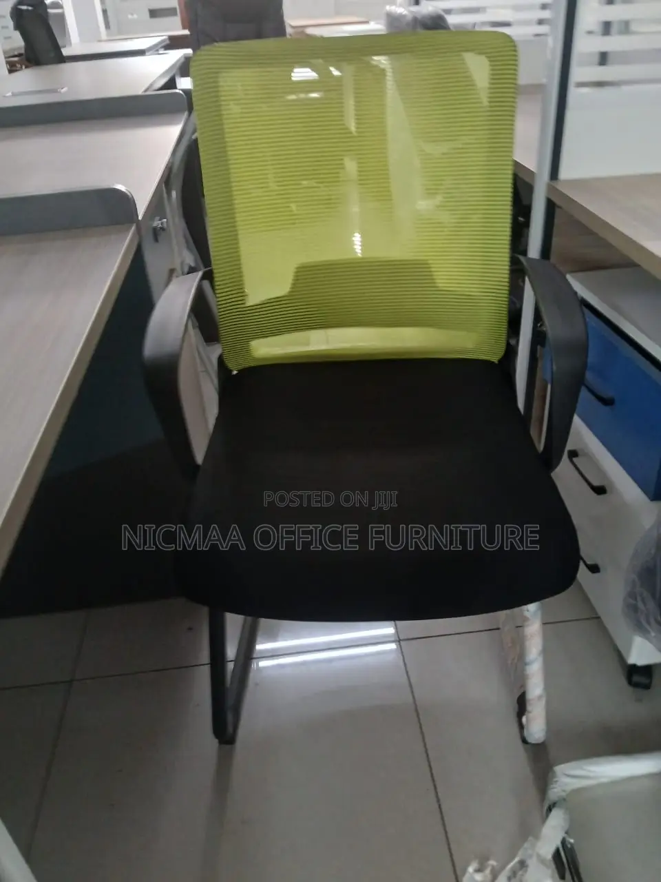 Bold Comfort for Modern Workspaces Visitor Seat