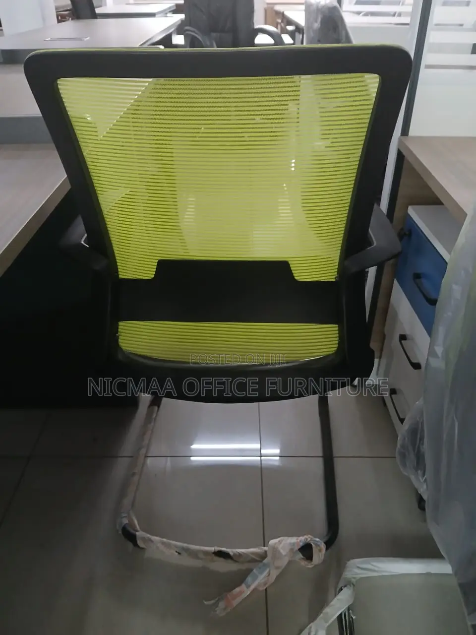 Bold Comfort for Modern Workspaces Visitor Seat