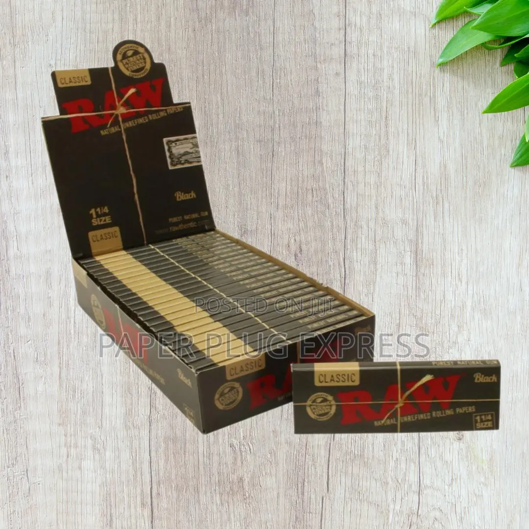 Raw Classic Black 1 1/4 Size Rolling Papers