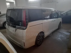 Toyota Esquire 2018 White