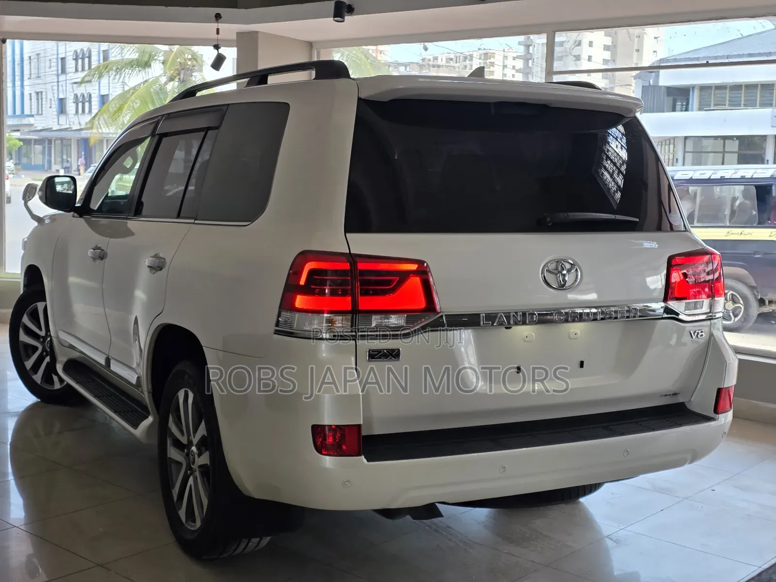 Toyota Land Cruiser 4.6 V8 ZX 2018 Off white