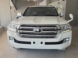 Toyota Land Cruiser 4.6 V8 ZX 2018 Off white