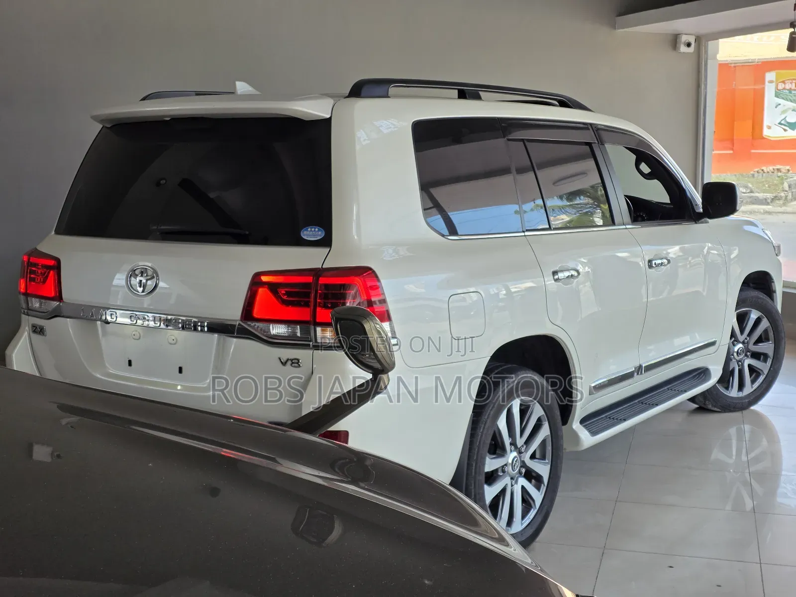 Toyota Land Cruiser 4.6 V8 ZX 2018 Off white
