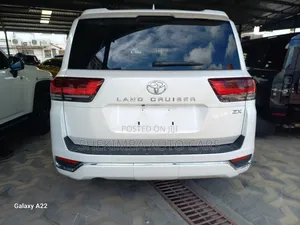 Toyota Land Cruiser LC300 2022 White