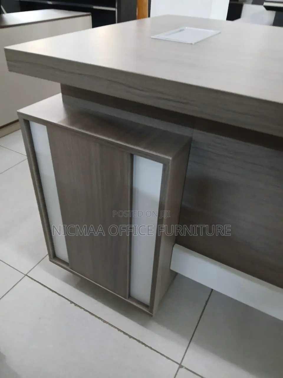 1600mm Gray Finish With White Accents Advanced