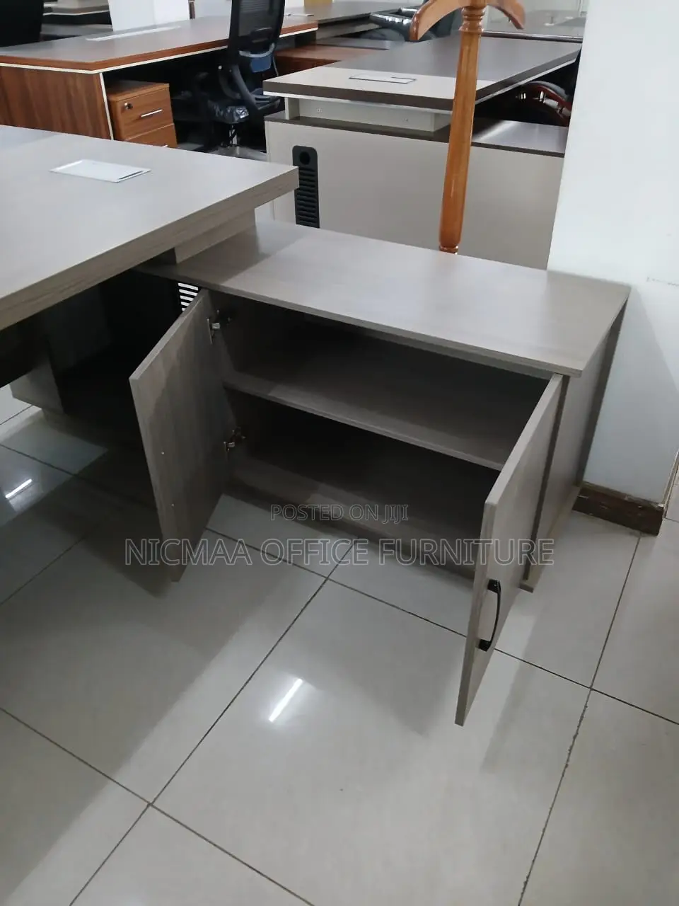 1600mm Gray Finish With White Accents Advanced