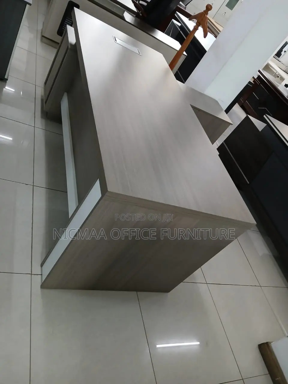 1600mm Gray Finish With White Accents Advanced