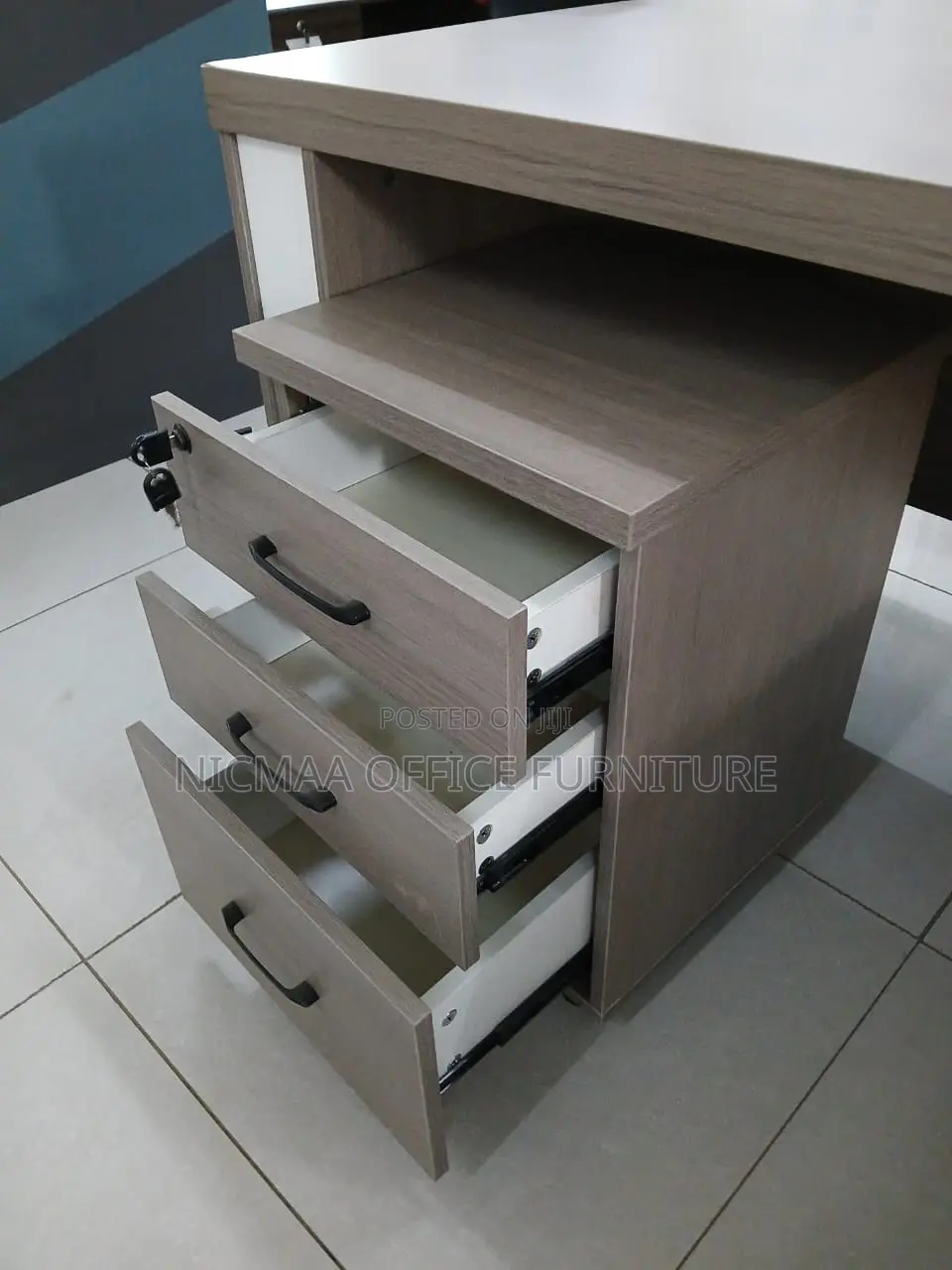 1600mm Gray Finish With White Accents Advanced