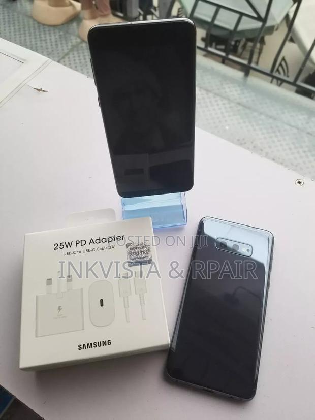 Samsung Galaxy S10e 128 GB Black - thumbnail 2