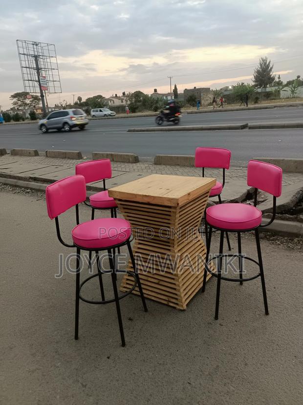 Bar Set of 4 Stools and Pallet Table 