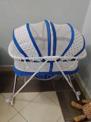 Foldable Baby Bassinet With Net and Wheels - thumbnail 2
