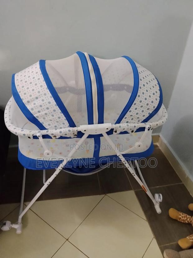 Foldable Baby Bassinet With Net and Wheels - thumbnail 3