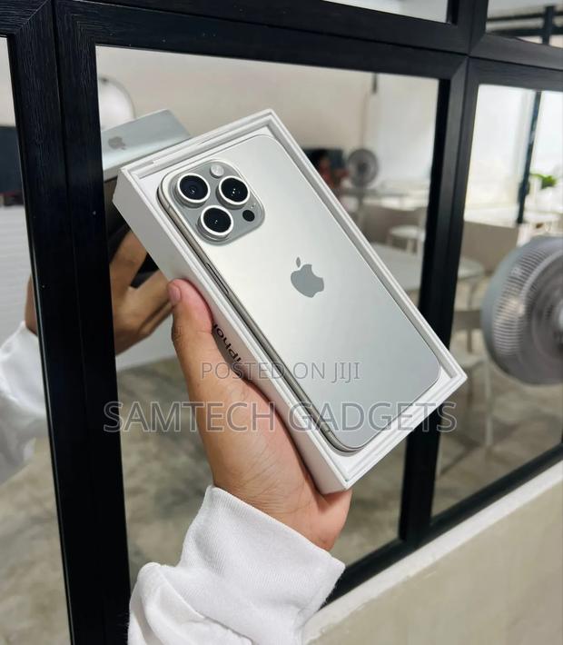 Apple iPhone 15 Pro Max 256 GB Silver - thumbnail 3