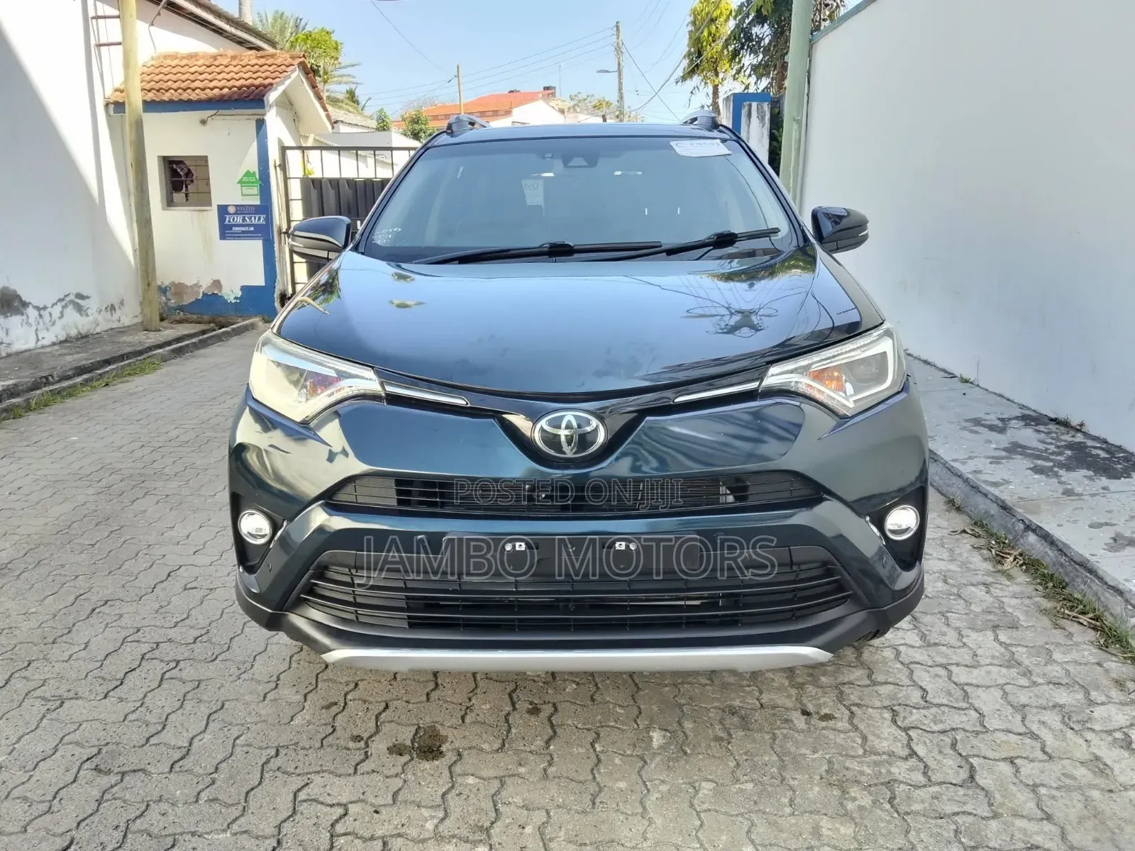 Toyota RAV4 LE 4dr SUV (2.5L 4cyl 6A) 2018 Gray