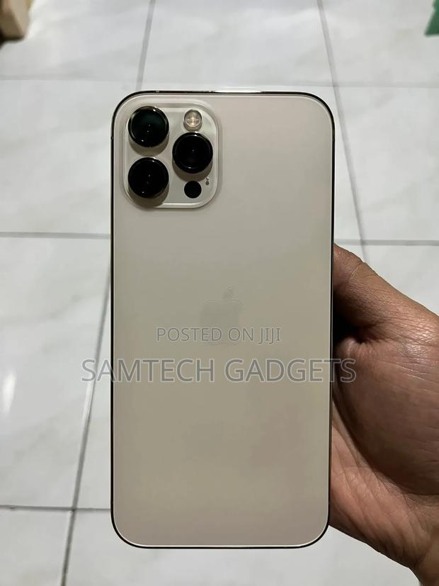 Apple iPhone 12 Pro 256 GB Gold - main view
