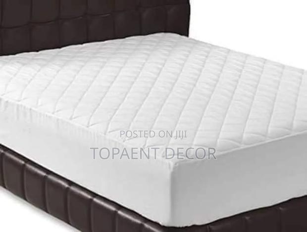 White Liquid Proof and Soft 5 by 6 Waterproof Mattress Protector