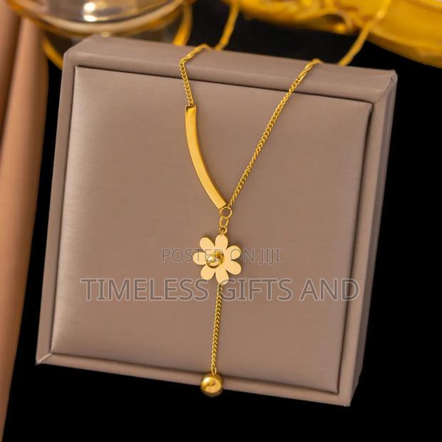 Flower Pendant Gold Ladies Necklace