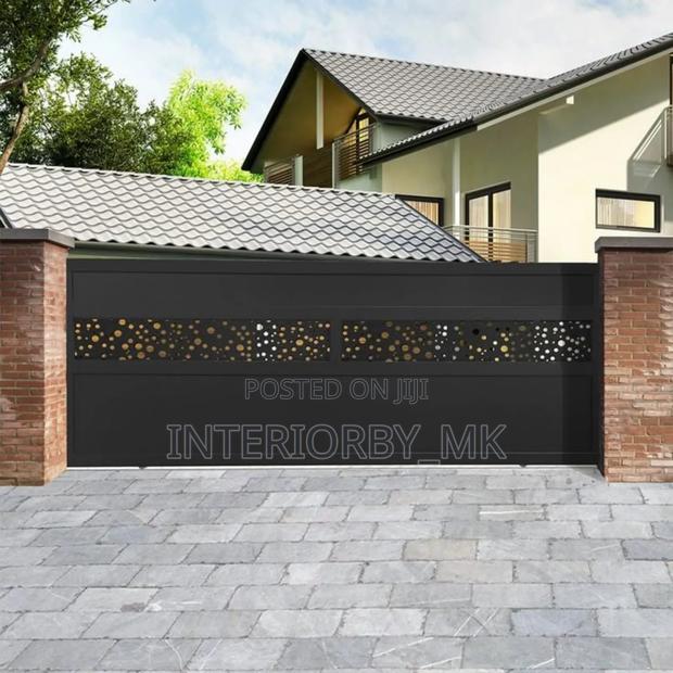Luxurious Yet Simple Sliding Gate - main view