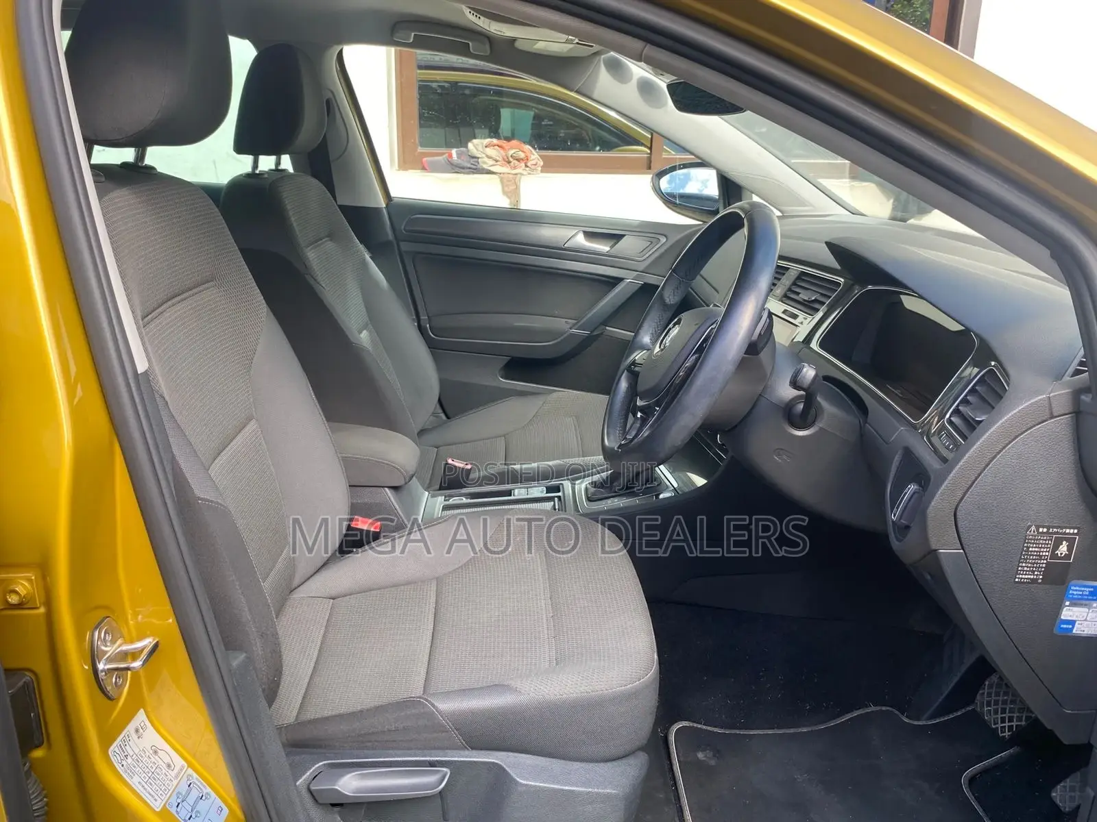 Volkswagen Golf 2018 Yellow