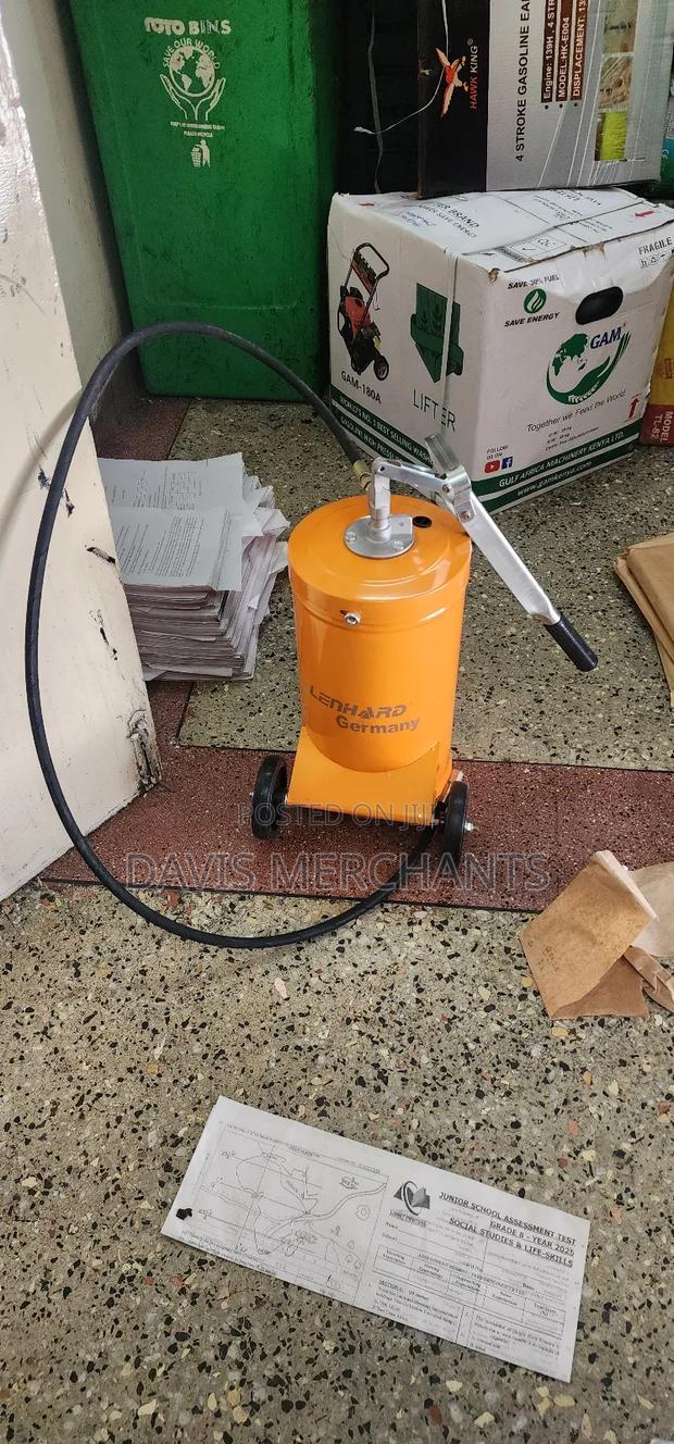 Greasing Machine With Wheels and 16l Capacity - thumbnail 2