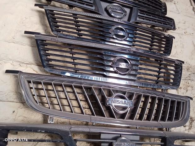 Grill Nissan Sunny B15